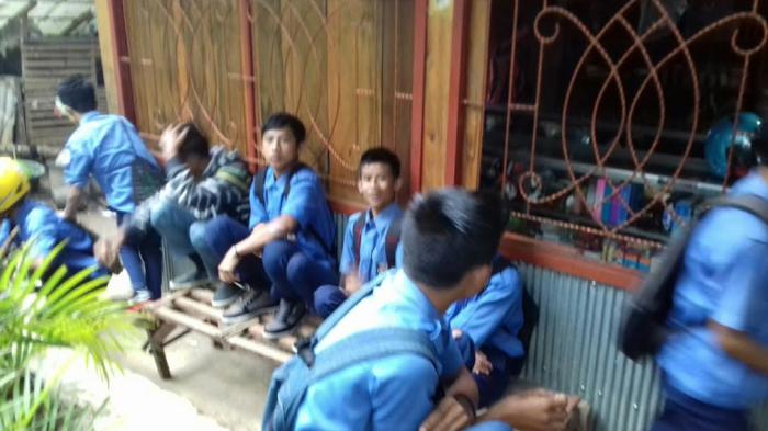 Aduh, Siswa di Makale Toraja Ramai-ramai Merokok di Sekolah - rokok-sebelum-belajar-di-toraja_20160125_152035.jpg