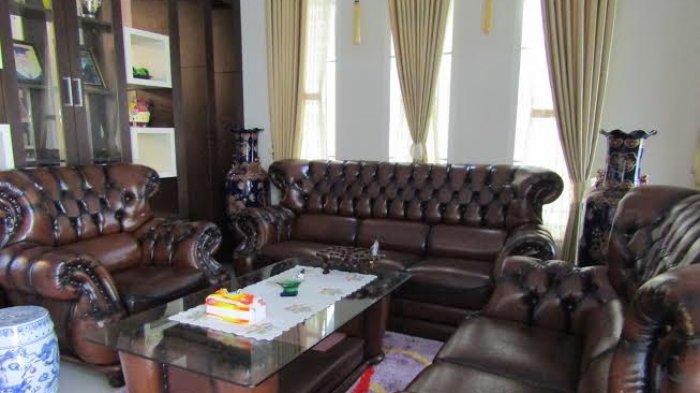 Percantik Ruang Tamu dengan Sofa Klasik Nan Mewah