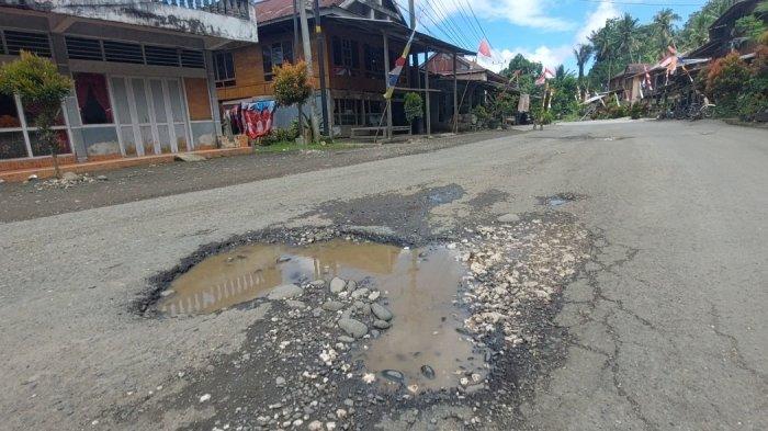 Sangat Bahayakan Pengendara, Jalan Poros Enrekang Banyak Rusak