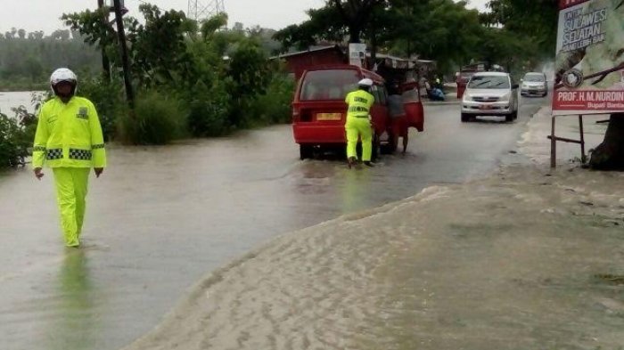 Jalan Poros Jeneponto di Kampung Paccelangaa Tergenang Air, Banyak Kendaraan Mogok