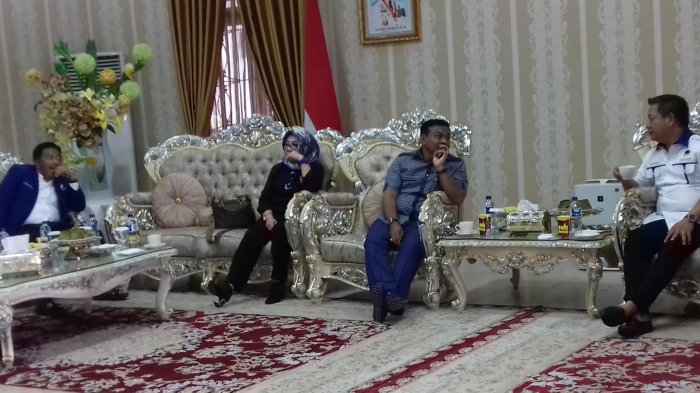 Bupati Bone Cueki Calon Lawannya di Pilkada Saat Bertamu ke Rumahnya