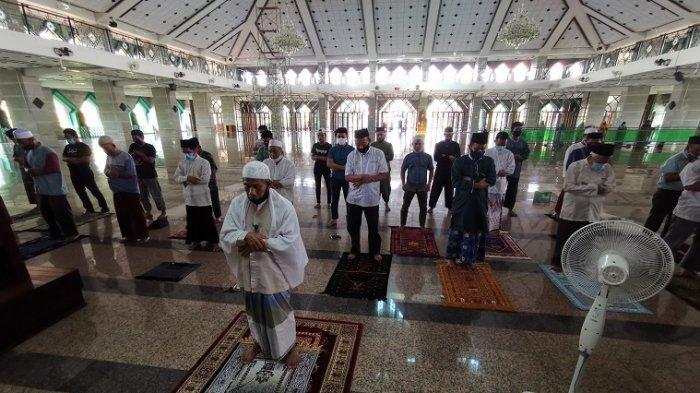 FOTO: Salat Gerhana Matahari di Masjid Al Markaz Al Islami Makassar - salat-gerhana-matahari-di-masjid-al-markaz-al-islami-makassar-1.jpg