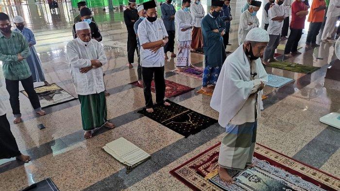 FOTO: Salat Gerhana Matahari di Masjid Al Markaz Al Islami Makassar - salat-gerhana-matahari-di-masjid-al-markaz-al-islami-makassar-2.jpg