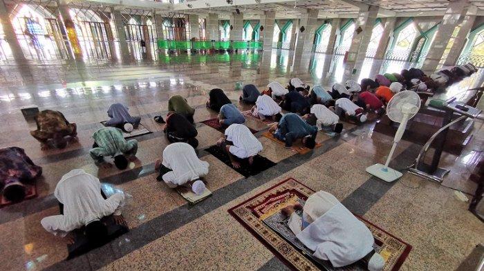 FOTO: Salat Gerhana Matahari di Masjid Al Markaz Al Islami Makassar - salat-gerhana-matahari-di-masjid-al-markaz-al-islami-makassar-3.jpg
