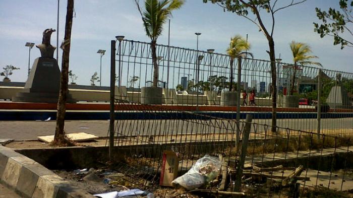 Sampah Hiasi Patung Sultan Hasanuddin di Losari