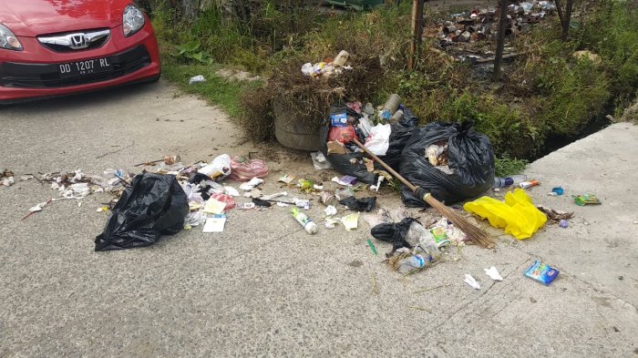 Jorok, Sampah Berserakan di Jalan Cik Ditiro Mamuju Sulbar