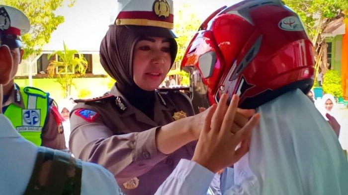 Cegah Angka Lakalantas, Satlantas Polres Selayar Bagi Helm Gratis ke Pelajar