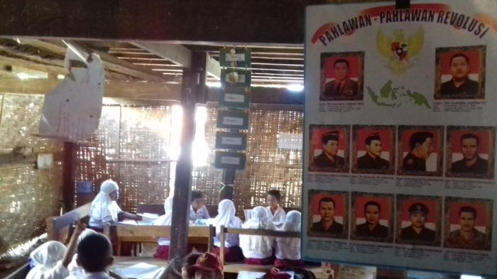 Belajar di Bawah Kolong Rumah, Murid SDK Joko Jeneponto Hiasi Kelas Seadanya - sdk-joko-jeneponto_20160815_155912.jpg