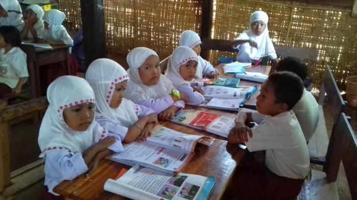 Belajar di Bawah Kolong Rumah, Murid SDK Joko Jeneponto Hiasi Kelas Seadanya - sdk-joko-jeneponto_20160815_160013.jpg