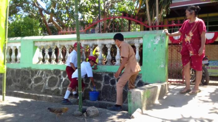 Belajar di Bawah Kolong Rumah, Murid SDK Joko Jeneponto Hiasi Kelas Seadanya - sdk-joko-jeneponto_20160815_160042.jpg