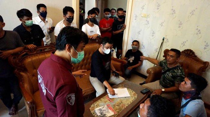 FOTO; Calon Pekerja Diterlantarkan di Jl Hertasning Makassar - sejumlah-calon-pekerja-ditelantarkan-di-salah-satu-rumah-mewah-berlantai-dua-di-jl-hertasning-1.jpg