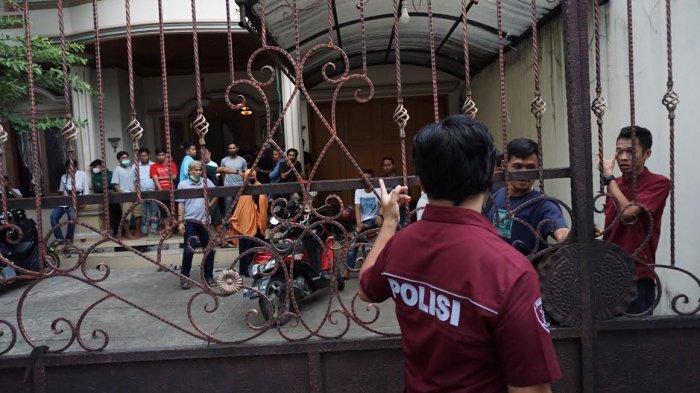 FOTO; Calon Pekerja Diterlantarkan di Jl Hertasning Makassar - sejumlah-calon-pekerja-ditelantarkan-di-salah-satu-rumah-mewah-berlantai-dua-di-jl-hertasning-2.jpg