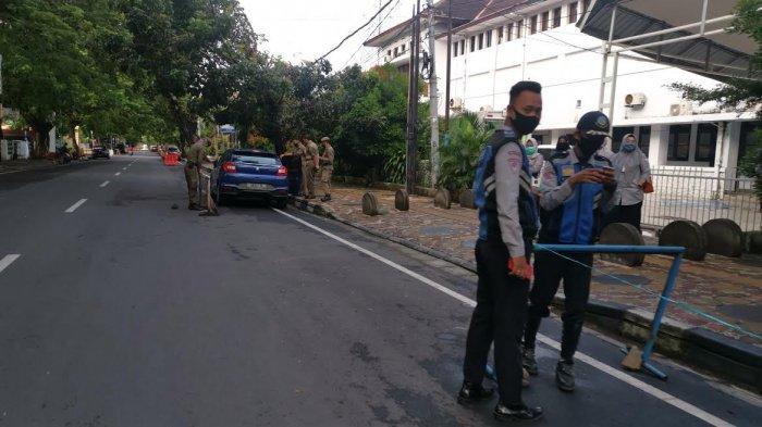 FOTO: Surat Edaran Terbit, Satpol PP dan Dishub Sterilkan Parkiran Balaikota Makassar