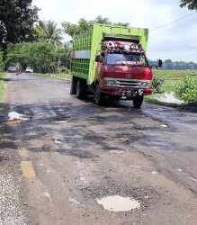 Jalan Nasional Bone-Sinjai Rusak, Warga: Tolong Pak Presiden!