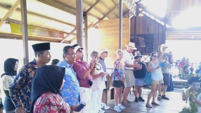 Berkunjung ke Rammang-rammang, 180 Turis Disambut Tari Paddupa