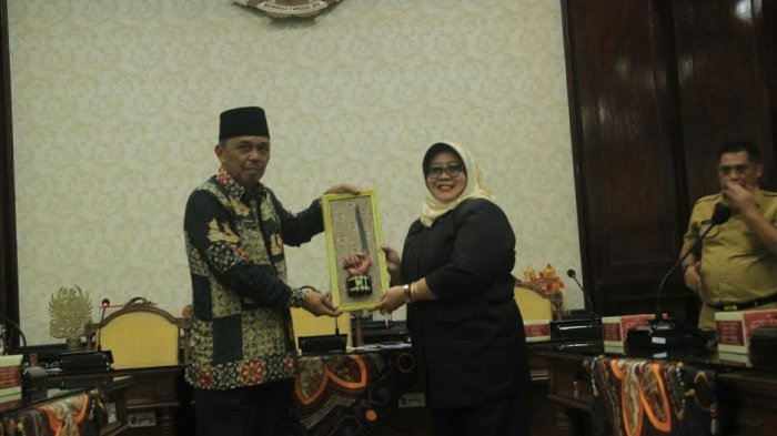 Ini Cinderamata Pemkot Palopo untuk Pemerintah Surabaya