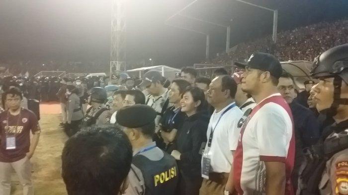 Ratu Tisha saat menonton final leg kedua Piala Indonesia 2019