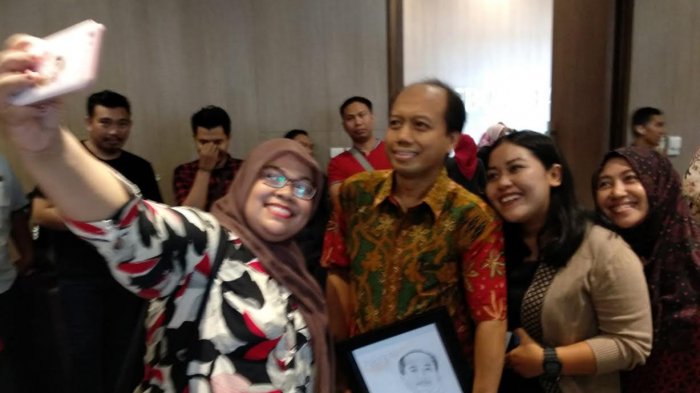 Peserta Workshop Kehumasan Sulsel Rebutan Selfie Bareng Kepala Humas BNPB