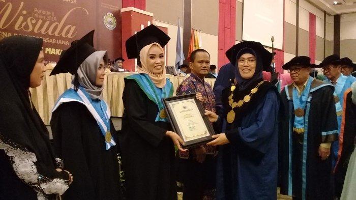Dihadapan Wisudawan Rektor UIM Minta Alumni Sinergikan Keilmuan dan Nilai Keislaman