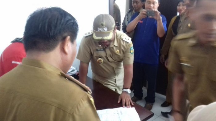 Sidak, Wakil Bupati Luwu Absen Pegawai