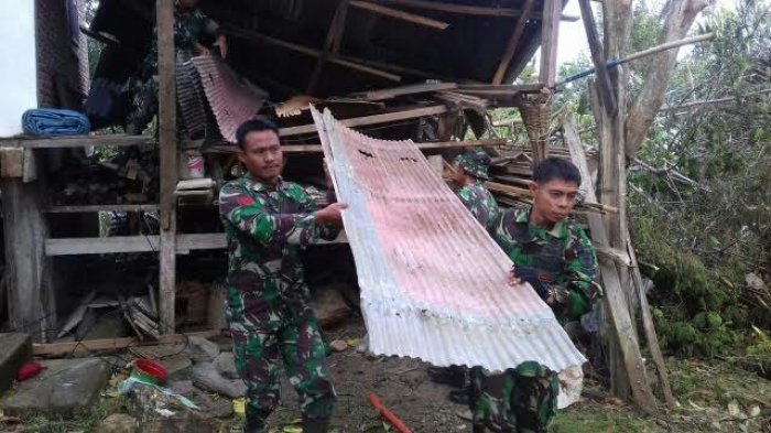 Koramil 1424 Bantu Warga Perbaiki Rumah yang Rusak Karena Puting Beliung di Sinjai