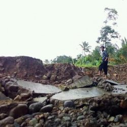 Proyek Talud Lapangan Bijinangka Sinjai Roboh, Begini Curhat Warga