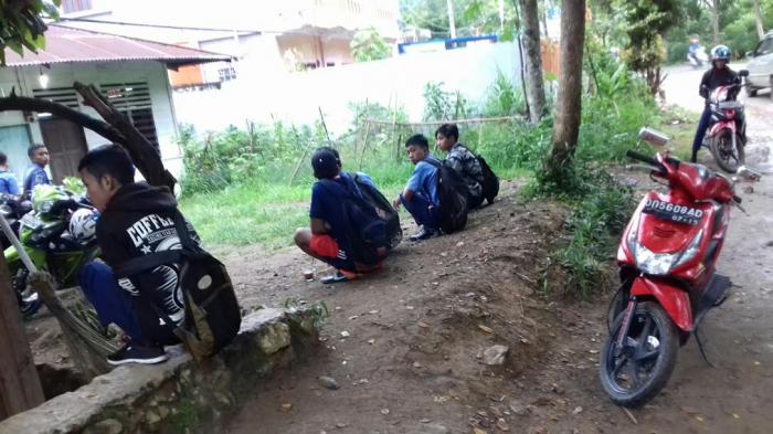 Aduh, Siswa di Makale Toraja Ramai-ramai Merokok di Sekolah - siswa-meroko-di-sekolah_20160125_152117.jpg