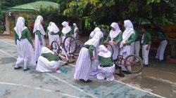 Siswa SMPN 1 Pangkajene Belajar Matematika Pakai Sepeda