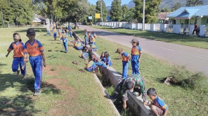 Kompaknya, Warga dan TNI Bersihkan Lapangan Tassililu Sinjai