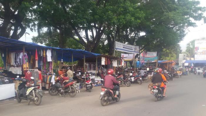 Halaman Masjid Al Markaz Dipenuhi Pedagang Kopiah