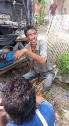 Truk Seruduk Dua Rumah di Balanipa Polman