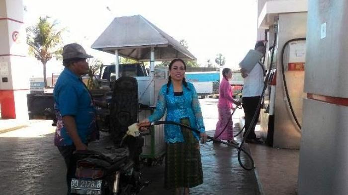 Karyawan SPBU Aeng Batu-batu Takalar Pakai Kebaya Layani Konsumen