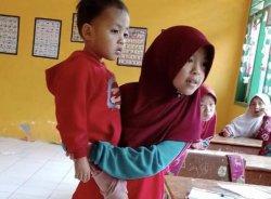 Kisah Bocah SD di Sinjai ke Sekolah Harus Menggendong Adiknya Setelah Ibunya Meninggal Dunia