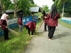 Mahasiswa STISIP Muhammadiyah Sinjai Ikut Bantu Warga Bersihkan Halaman Rumah
