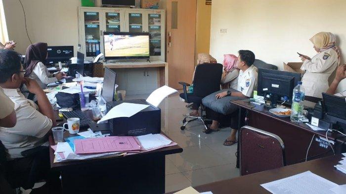 Dukung PSM, Pegawai Samsat Makassar II Teriak dan Pukul Meja