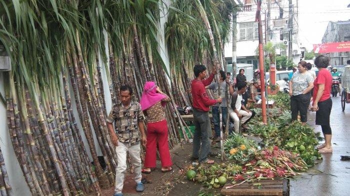 Jelang Imlek, Tebu dan Buah-buahan Laris di Pasar Bacan Makassar