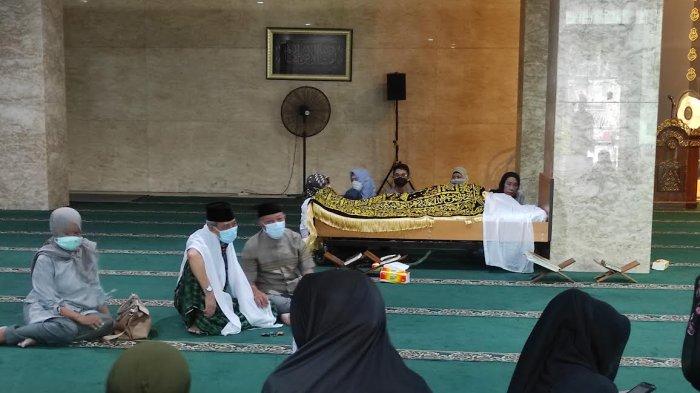 Jenazah Ande Abdul Latief Dimakamkan Setelah Salat Asar