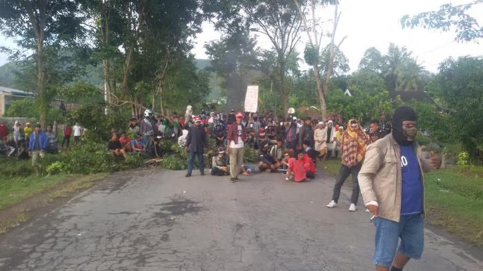 BREAKING NEWS: Tolak Eksekusi, Warga Sampoddo Blokade Jalan Trans Sulawesi