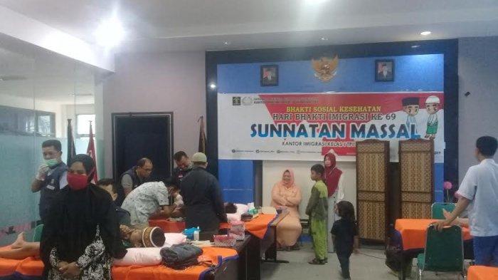 Sambut Hari Bakti Imigrasi ke-69, Kantor Imigrasi Makassar Gelar Sunatan Massal