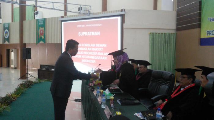 Anggota MPR/DPR RI Periode 2014-2019, Supratman Andi Agtas berhasil meraih gelar Doktor di Program Pascasarjana (PPs) Universitas Muslim Indonesia (UMI) setelah mempertahankan disertasinya. 