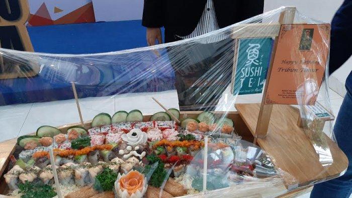 Rayakan HUT dengan Sushi Cake Mulai Rp 700 Ribuan di Sushi Tei Pattimura - sushi-tei-menyambangi-kantor-tribun-timur-pada-minggu-922020.jpg