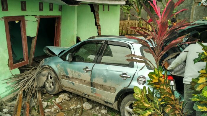 Hindari Bebek Berbaris, Mobil di Tamadampeng Takalar Tabrak Rumah - tabrakan-09_20170713_133818.jpg