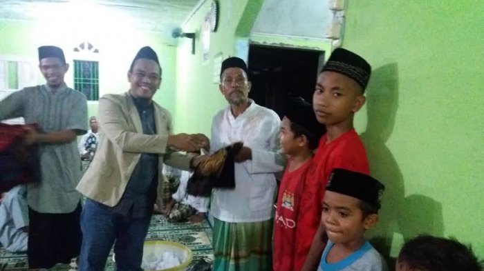 Pemuda Muhammadiyah Takalar Bagi THR di Laikang