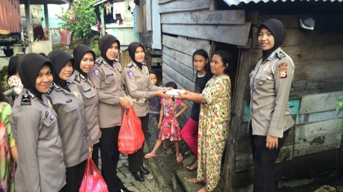 Polwan Polres Bone Bagi-Bagi Takjil di Kampung Bajo - takjil-bone_20170608_224334.jpg