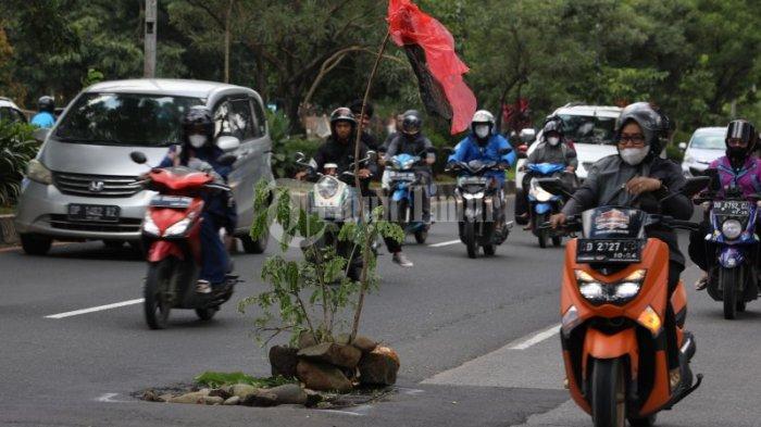 Protes, Warga Tanam Pohon di Tengah Jalan Urip Sumoharjo Makassar - tanamanjalan3.jpg