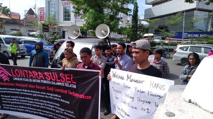 Gaji PNS Terlambat, Aktivis Lontara Demo di Balaikota Makassar