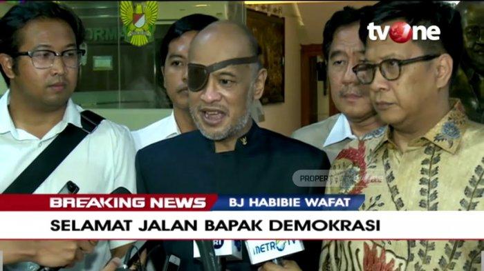 Thareq Kemal Habibie saat mengabarkan BJ Habibie sang ayah wafat atau meninggal dunia. 
