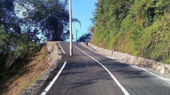 Waduh! Tiang Listrik Berdiri di Badan Jalan Poros Sinjai Barat-Bulukumba