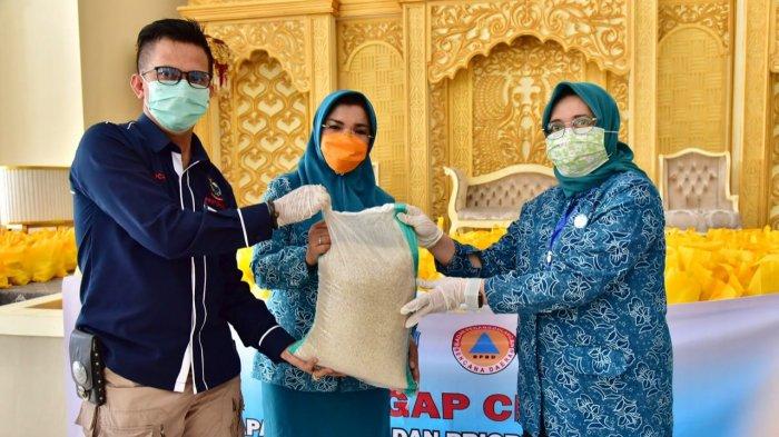 PKK Sulsel Bagi 7.500 Paket Sembako Via Door to Door di Makassar