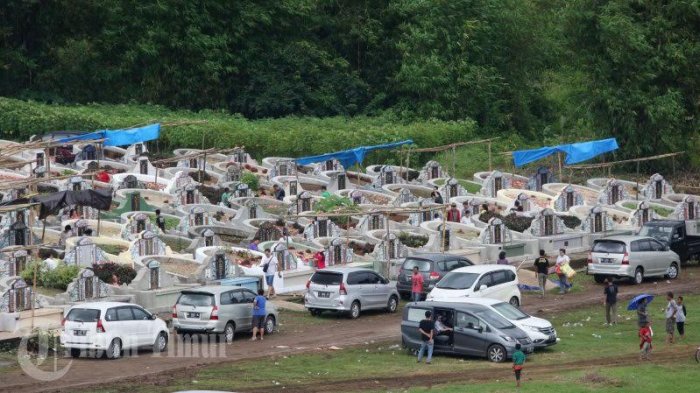 FOTO-FOTO: Ritual Cheng Beng Warga Tionghoa - tionghoa-teratai-indah-mawang-kabupaten-gowa-minggu-1932017_20170320_010531.jpg